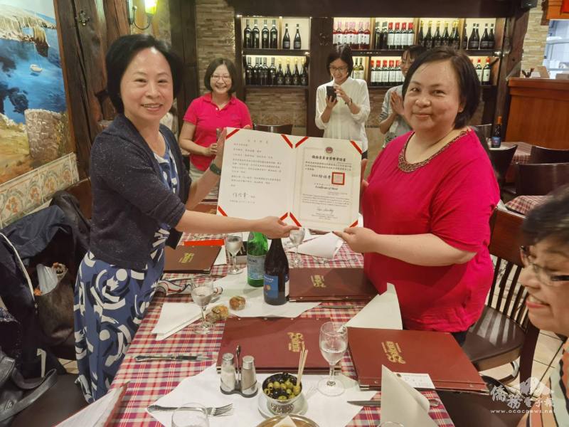 朱麗玲頒發僑教榮譽證書予老師陳海棠