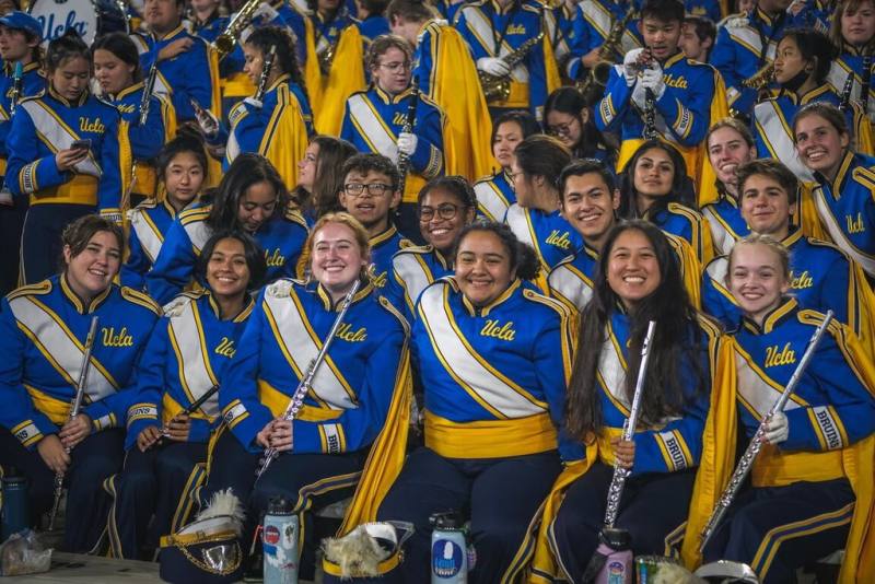 美國「UCLA棕熊行進樂隊」獲邀參加今年國慶大典，14日也將在嘉義縣政府前廣場進行「獨嘉演出」，與嘉義縣國、高中管樂旗隊交流。（UCLA棕熊行進樂隊提供）