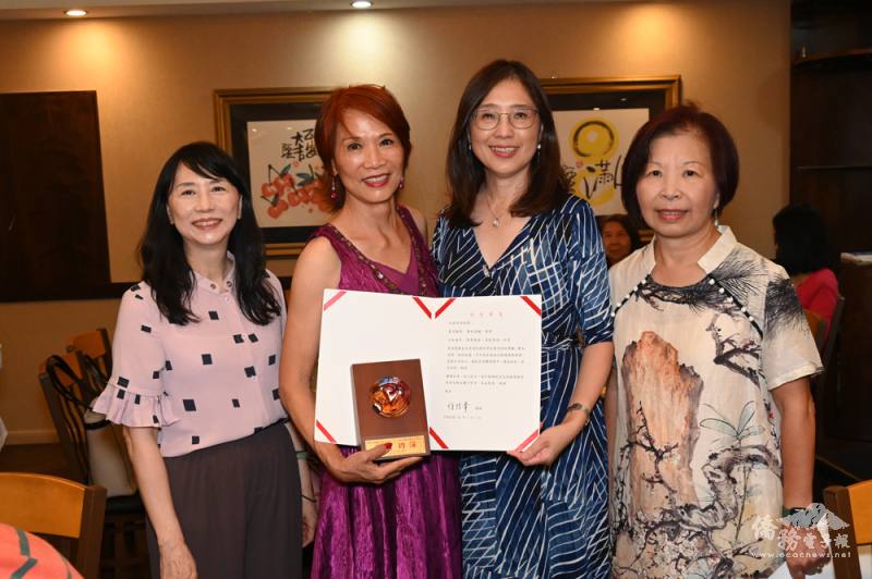 老師何有靜(左2)獲頒休士頓地區40年資深教師獎座及獎金，與主任王盈蓉(右2)、會長林琬真(右1)及中華文化學院校長孫惠美(左1)合影