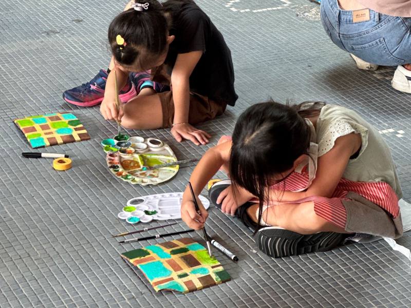 小朋友與藝術家林瑩宣共同創作在瓦片上色