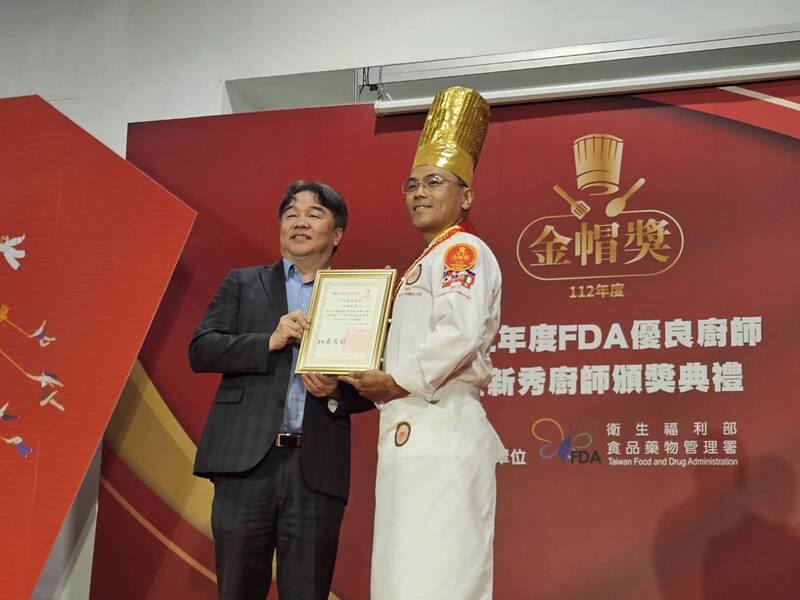 衛福部食藥署2日在台北舉辦「FDA優良廚師暨新秀廚師頒獎典禮」，新竹國泰醫院營養單位領班任國敬（右）出席領獎；任國敬21歲就擁有自己的餐廳，在最黃金的歲月跳出舒適圈，踏進醫院營養單位服務近20年，重新學習如何為病人料理。