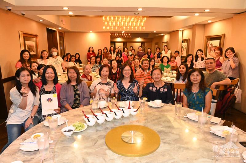 休士頓中文學校聯誼會謝師宴全體出席校長老師與賓客合影