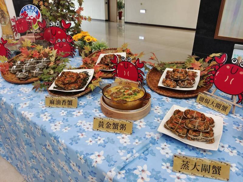 苗栗縣政府農業處2日舉行記者會，預告苗栗優質大閘蟹自國慶連假全面上市開賣，會場內除展示生鮮大閘蟹，並有蒸大閘蟹、黃金蟹粥、麻油香蟹、鹽焗大閘蟹等多道料理。