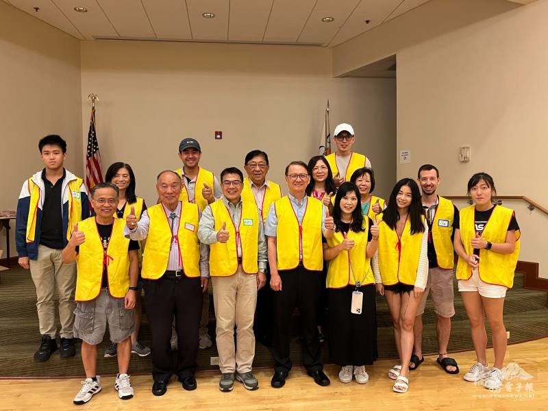 烤肉前不忘完成義工輪值活動