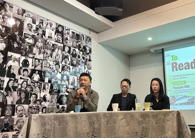 獨立書店「左轉有書」將於10月下旬前進德國法蘭克福書展，以「跨國公民社會的閱讀游擊」計畫向國際介紹台灣獨立書店現況，「左轉有書」負責人張慧如（右起）、策展人朱峯誼及導演黃信堯3日出席行前記者會。