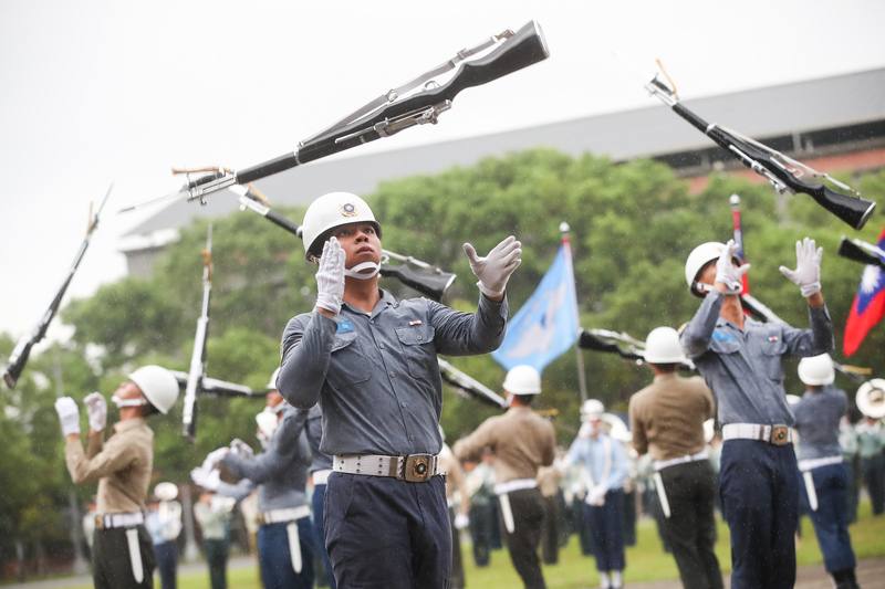 國防部三軍樂儀隊將於10月10日國慶大典演出，3日則在憲兵指揮部進行演練，圖為拋槍。