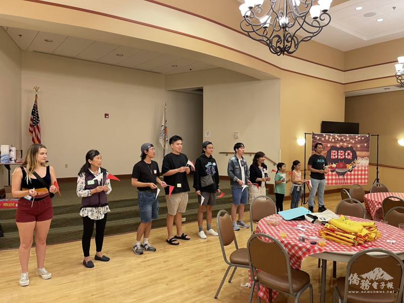 秘書劉敏如一同與觀眾遊戲，並進行摸彩