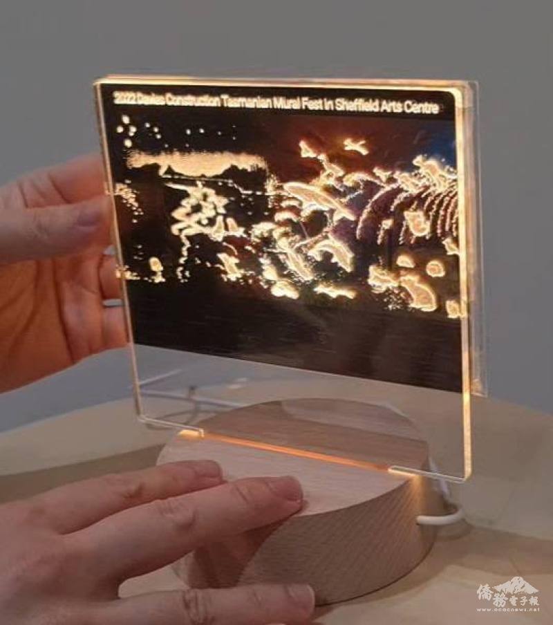 臺灣藝術家吳鳳茱在當地Sheffield Art Centre 舉辦「2022年壁畫節」精美藝術作品做出的小夜燈