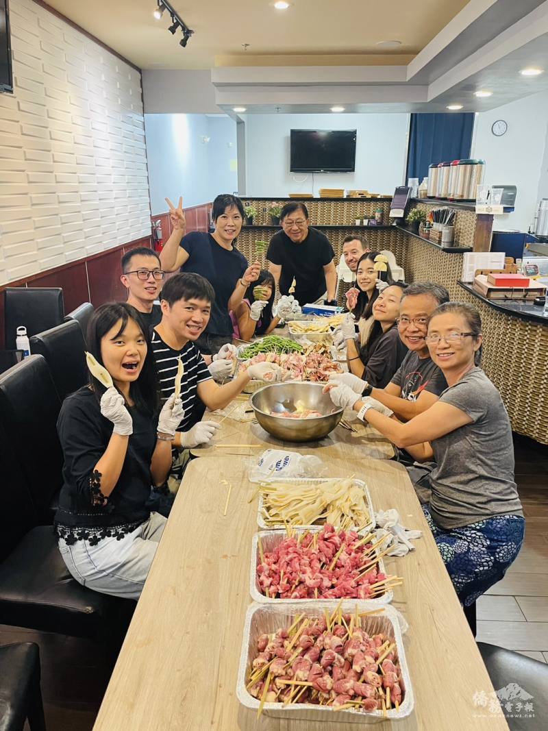 臺灣同鄉會會長黃明毅（右二）、夫人施曙芬（右一）、第一銀行經理高健智（中）與年輕朋友前一日一同備料