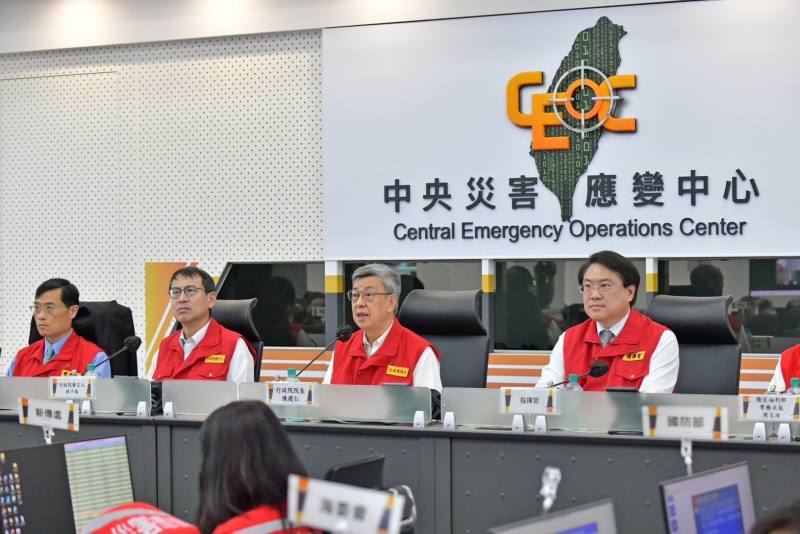 行政院長陳建仁視察中央災害應變中心，聽取因應小犬颱風整備情形照片