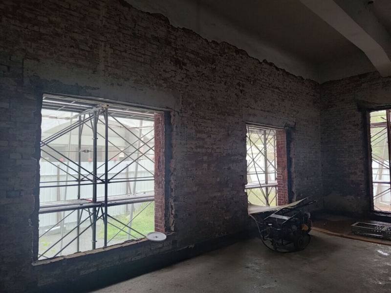 台南市中西區建興國中原為日治時期「南門尋常小學校」，校內日治校舍建築中正大樓被列為歷史建築，修復過程中發現隱身在1樓的日治時期「生徒扣室」空間。（台南市政府提供）