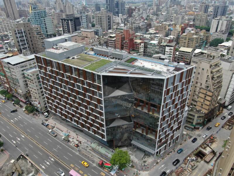 台北市南門市場新大樓（圖）預計於雙十連假首日10月7日起試營運，254個攤商重新遷回原址入厝。（台北市市場處提供）