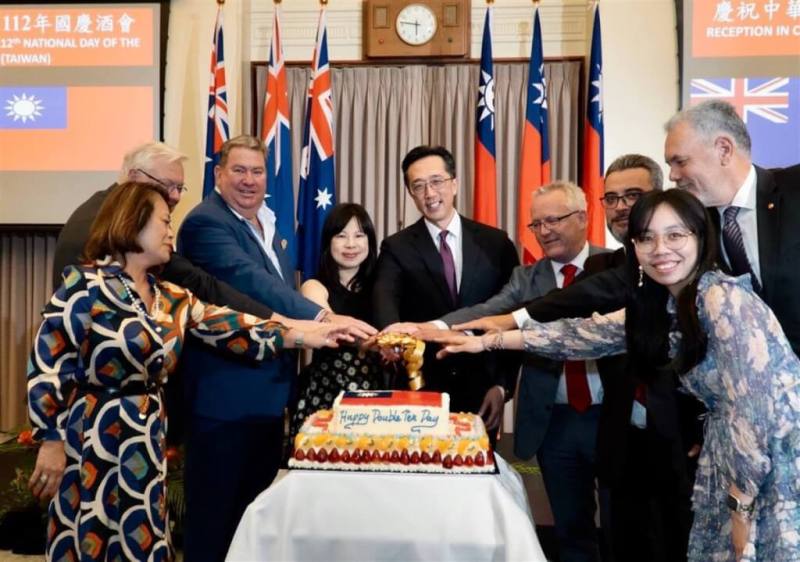 駐澳大利亞代表處5日舉辦112年國慶酒會，駐澳洲代表徐佑典與現場賓客合影。（駐澳大利亞代表處提供）