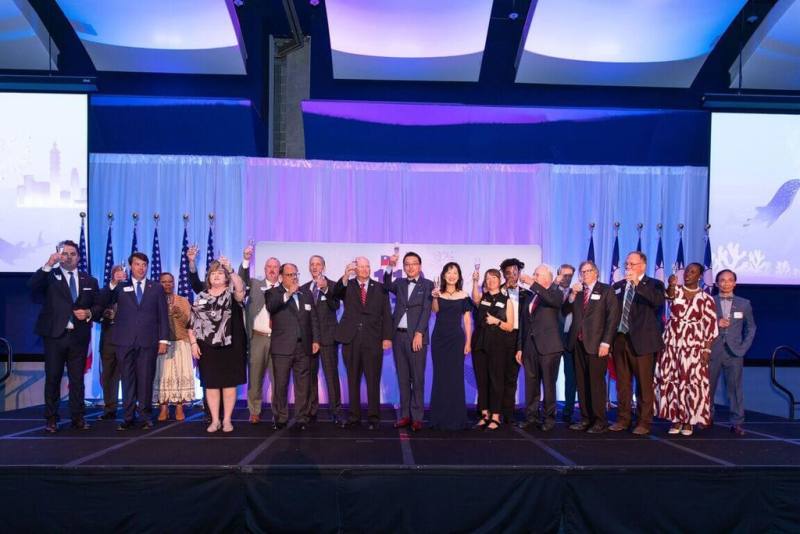 駐亞特蘭大辦事處5日晚間舉辦國慶酒會。與會嘉賓包括南卡羅萊納州州務卿、友邦瓜地馬拉總領事等多國官員、「美東南州議會台灣連線」共同主席、成員及僑胞共200餘人。（駐亞特蘭大辦事處提供）