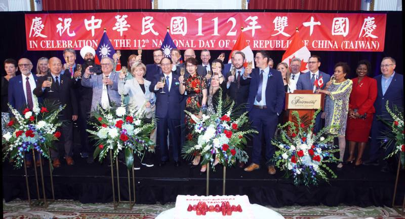 中華民國國慶酒會上，加拿大參眾議員和駐加拿大代表處曾厚仁大使夫婦舉杯同慶。（駐加代表處提供）