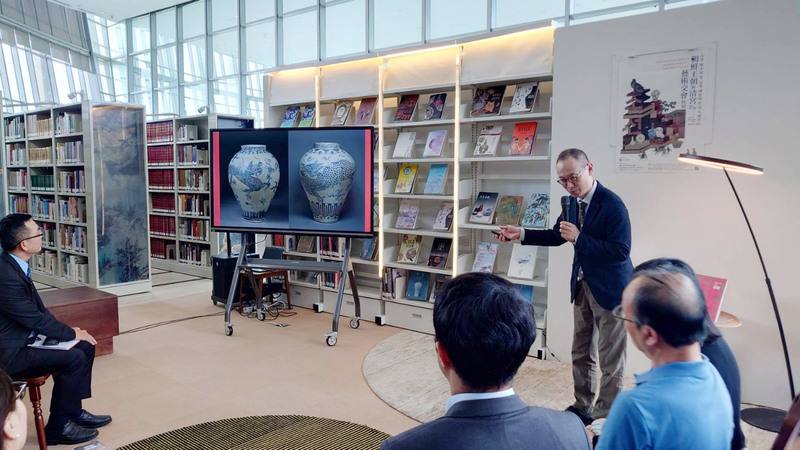 故宮南院6日起推出特展「朝鮮王朝與清宮藝術的交會」，借展單位日本大阪市立東洋陶磁美術館主任學藝員小林仁（後右）特別介紹此次借展展品之一、18世紀朝鮮時代的「青花龍紋罐」。