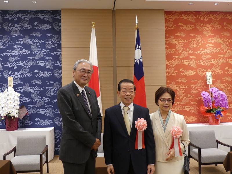 駐日本代表處5日晚間舉辦國慶酒會，日華議員懇談會會長古屋圭司（左）與駐日代表謝長廷夫婦合影。