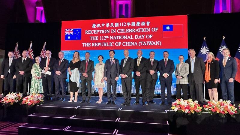 駐雪梨台北經濟文化辦事處舉辦國慶酒會，由駐雪梨台北經濟文化辦事處處長吳正偉（右9）主持，多名澳洲朝野政要到場祝賀。