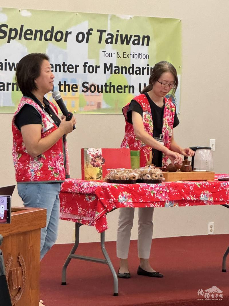 文化導覽志工向學員展演泡茶過程