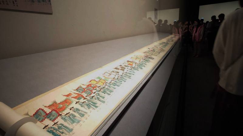 故宮南院特展「朝鮮王朝與清宮藝術的交會」6日正式揭幕，美國舊金山亞洲藝術博物館借展約18世紀朝鮮時代的「安陵新迎圖」，畫作中隊伍包含了228名人物，31匹馬驢以及3輛座轎。