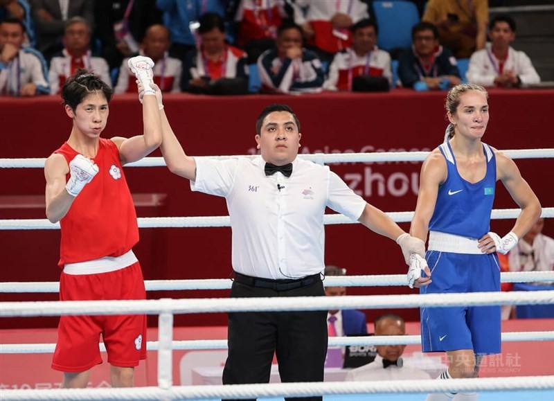 Taiwanese boxer Lin Yu-ting (left) is declared winner of the gold medal bout against Karina Ibragimova (right) of Kazakhstan at the Asian Games in Hangzhou, China, on Thursday.