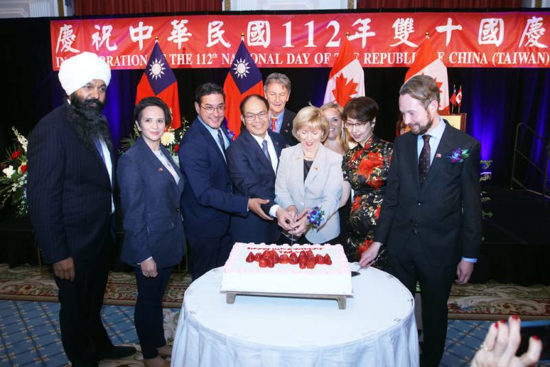 加拿大參眾議員和駐加拿大代表處曾厚仁大使同切蛋糕，共慶中華民國生日快樂。（駐加代表處提供）