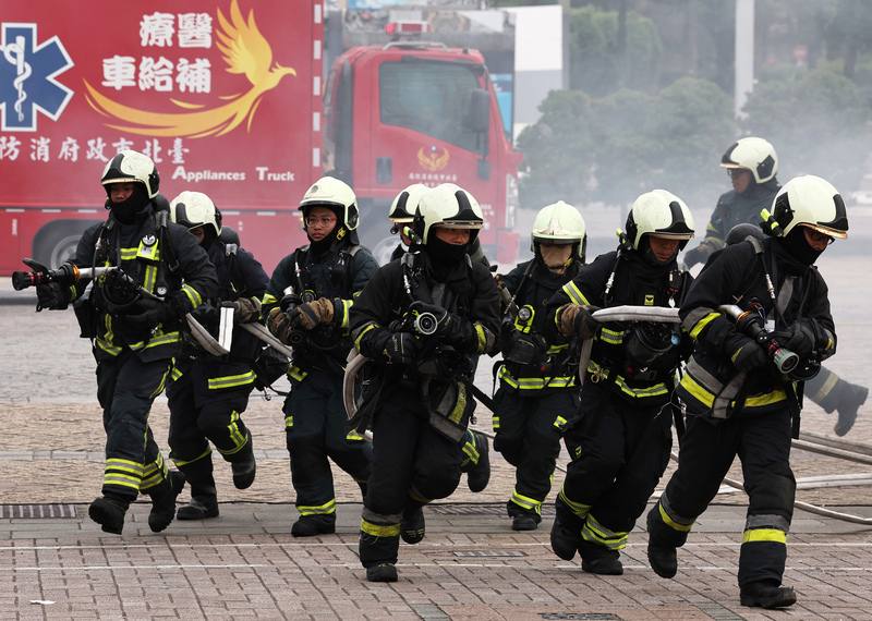 圖為模擬災害發生時，消防人員迅速就位，實施救災任務。