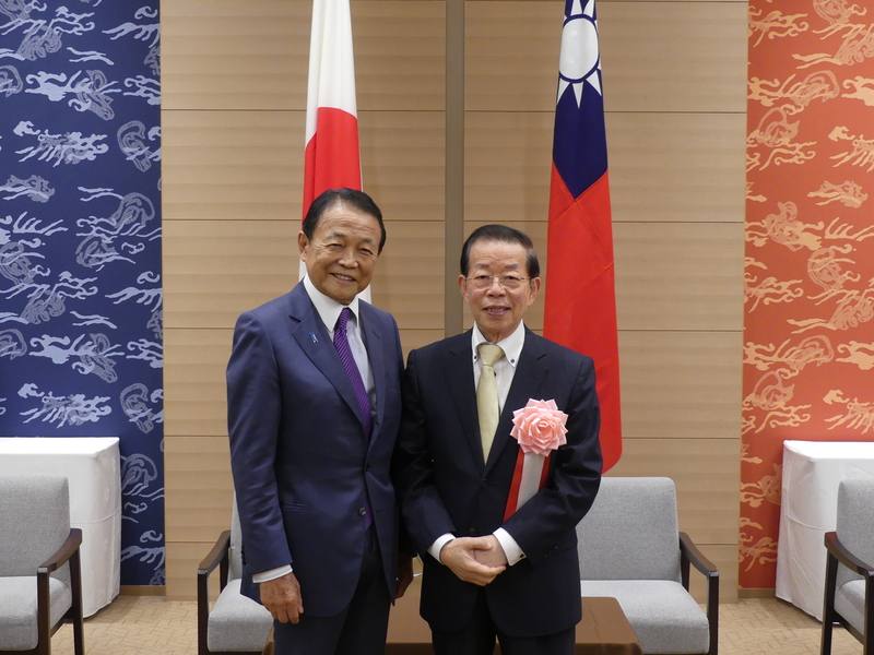 駐日本代表處5日晚間舉辦國慶酒會，自民黨副總裁麻生太郎（左）親自到場致意，與駐日代表謝長廷合影。