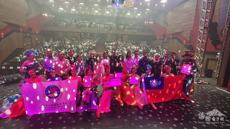 舞鈴劇場團員與全場觀眾合影