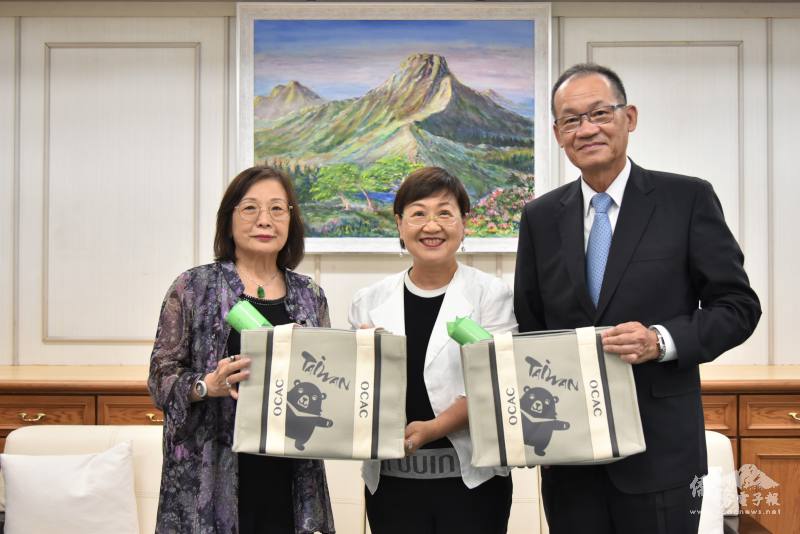 112年國慶大會致詞代表黃行德（右）與夫人曾金華（左），拜會僑委會委員長徐佳青（中），交流臺法關係與推展僑務工作議題 
