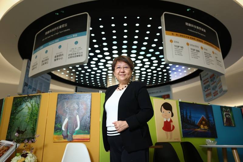 閎康科技董事長謝詠芬接受中央社專訪時強調，除了本身擁有核心競爭力外，為避免對手盲目殺價競爭，閎康要到對手到不了的海外市場，如同有人潮的地方就有麥當勞、星巴克一般，希望有科學園區的地方就有閎康。