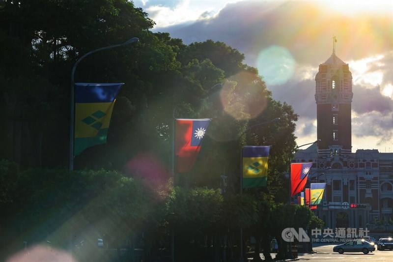 The national flags of Taiwan and Saint Vincent and the Grenadines are raised on the Ketagalan Boulevard leading to the Presidential Office in Taipei in 2022.
