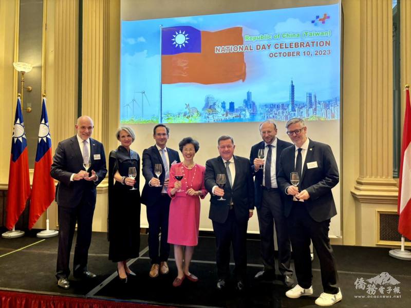 駐奧地利大使張小月與眾多奧地利國會議員、政府及外交使節團合影