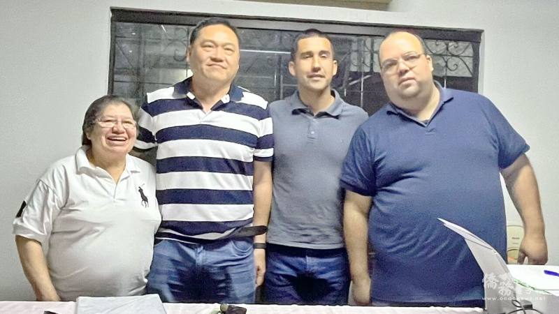 新任巴拉圭羽毛球協會會長李文誠（左二）與團隊合影