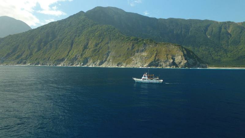 財團法人黑潮海洋文教基金會將長達20多年由解說員們在賞鯨航程中記錄的鯨豚種類、出沒時空資訊等，分享到全球生物多樣性資訊機構。圖為賞鯨船航行於東部清水斷崖外海。（黑潮海洋文教基金會提供）