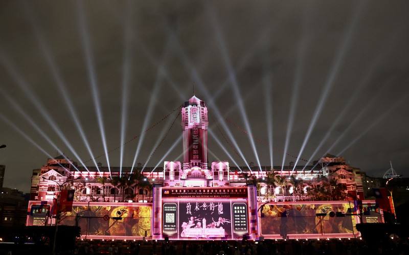 112年國慶總統府建築光雕展演7日晚間起正式登場，今年光雕主題為「致未來的她．台灣」，並特別邀請金馬影后陳淑芳獻聲，介紹台灣各領域的女性領航人。