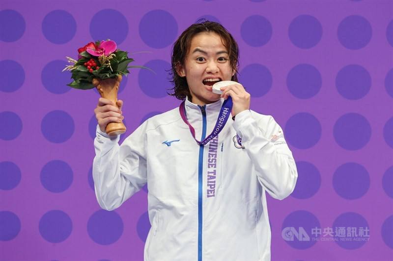 Taiwanese karateka Ku Tsui-ping displays her karate women's kumite under 50 kilograms silver medal on Saturday. CNA photo Oct. 7, 2023