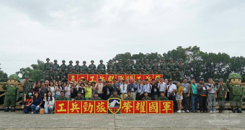 陸軍52工兵群日前辦理「懇親會暨國防知性之旅活動」暨營區教學點頒獎表揚典禮。（陸軍第十軍團提供）