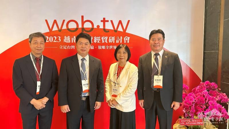 戴勝裕(中譽董事左一)、韓國耀(左二)、理事張琇梅(右二)、張皓鈞(右一)