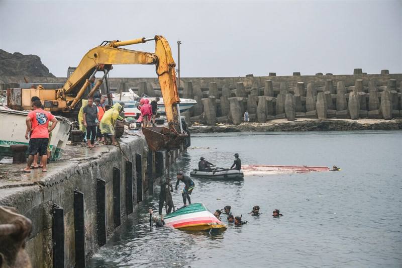 A crane is deployed by the Armed Forces to clear damaged boats in the Kaiyuan Harbor that serves as the Orchid Island's main hub of ferry services in this photo taken on Saturday. Photo courtesy of the Army Oct. 8, 2023