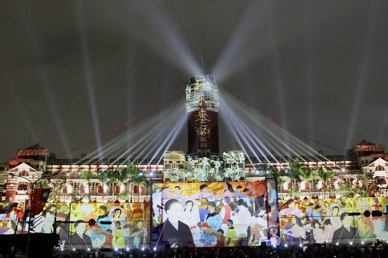 112年國慶總統府建築光雕展演「致未來的她．台灣」7日正式登場，今年共使用31部電視電影作品、34幅影視海報，以及31幅台灣首名女畫家陳進的畫作等作品，展現女性的力量與多元形象隨時代不斷轉變。