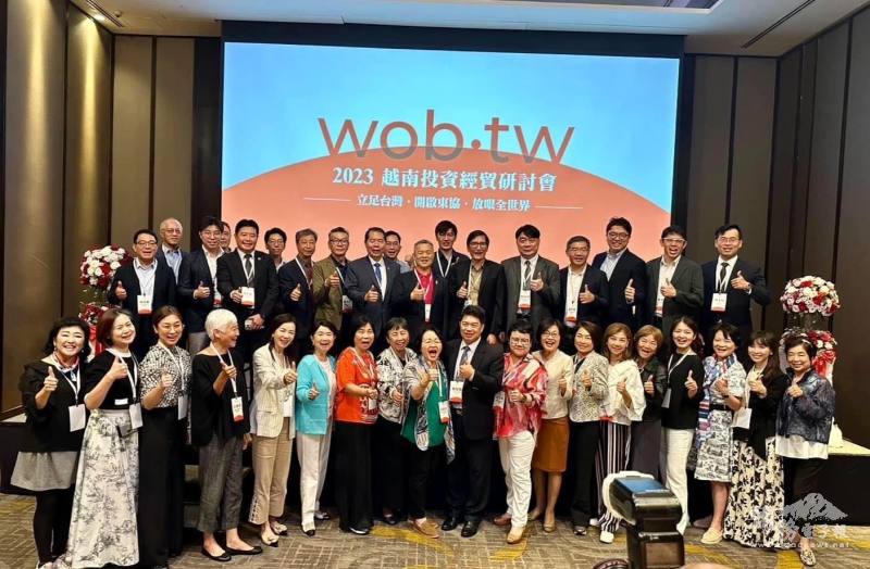 韓國耀(第一排中)與出席人員合影