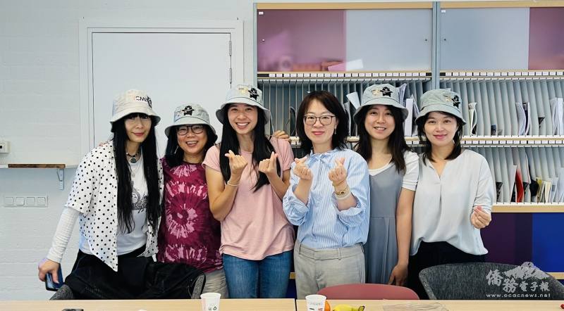 駐荷蘭代表處僑務秘書楊海華（右3）贈送TCML臺灣黑熊漁夫帽予中文班老師，從左至右為陳怡安、鍾道秀、江佩芬、盧宛秀、廖婉如老師。