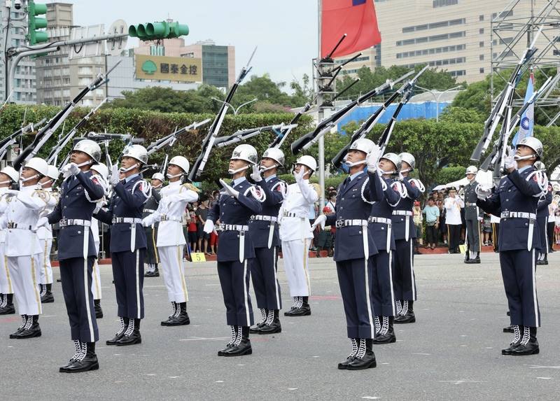 112年國慶大典共分3大階段，分別是序幕暖場、國慶大會、主題表演，7日下午在總統府前進行預演，國防部聯合樂隊暨三軍儀隊在序幕暖場階段亮相，展現精湛操槍技巧。
