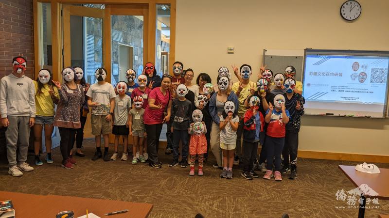 學員們戴上彩繪面具作品一同合影