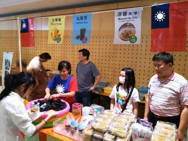 巴西聖保羅僑界7日在客家活動中心舉行慶祝中華民國112年雙十國慶園遊會，提供台灣美食攤位、手工藝遊戲攤位等，讓參加活動的僑胞盡興而歸。