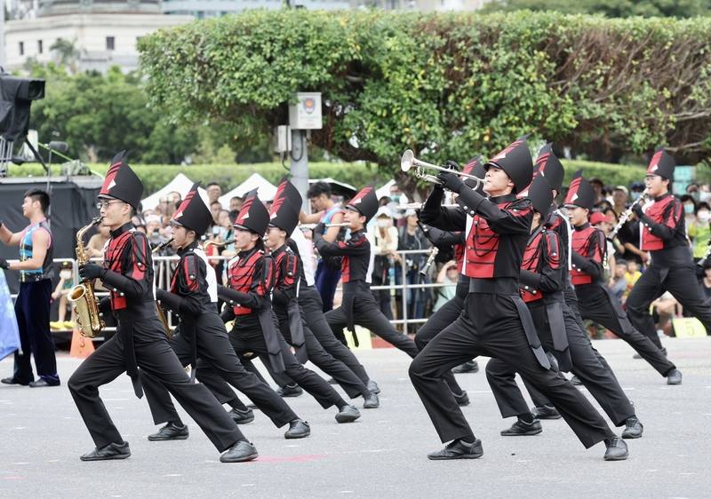 112年國慶預演7日在總統府前舉行，序幕暖場階段由台北市建國中學樂旗聯隊率先出場。