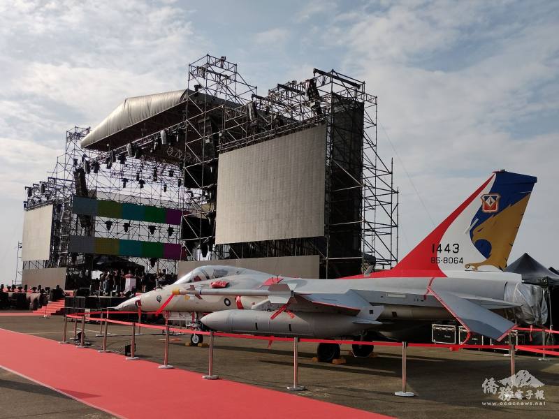 國慶晚會舞臺旁IDF戰機，象徵國軍弟兄時刻堅守岡位、守護國家