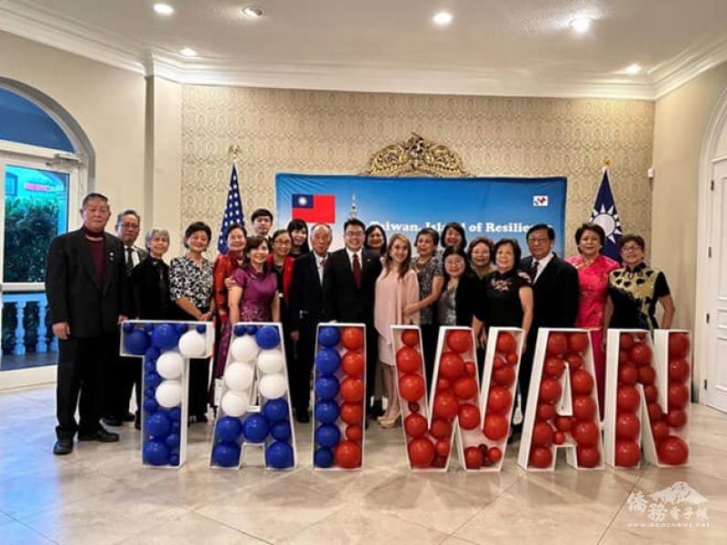 周啟宇與中佛州僑領國慶酒會代表團合影（照片提供：邁阿密辦事處）