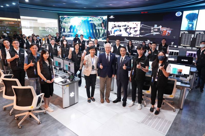 國科會吳政忠主委親臨國家太空中心視導獵風者衛星發射，在確認發射作業順利後，進入衛星操控中心慰勉同仁
